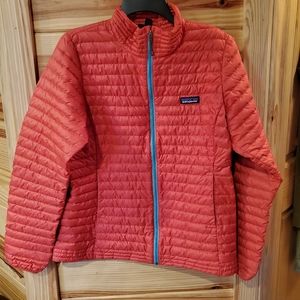 Patagonia Women's Lightweight Puffer Jacket Filled with 75% Duck Down. SZ Large
